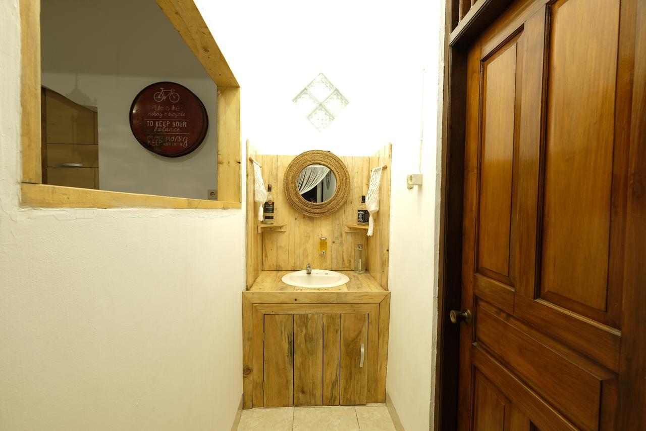 Wood Stone Hostel Yogyakarta Exterior foto